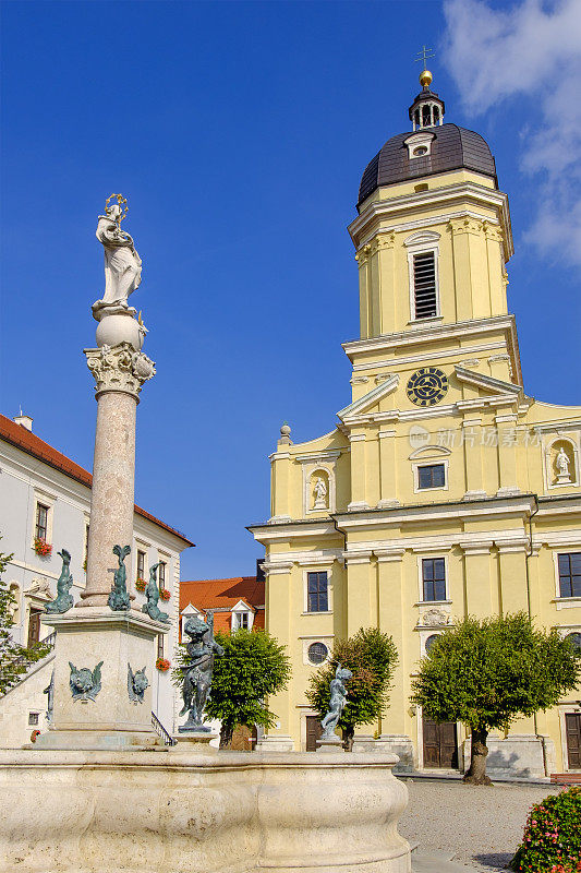 Neuburg an Donau, hoffkirche和Marienbrunnen在karisplatz(巴伐利亚，德国)